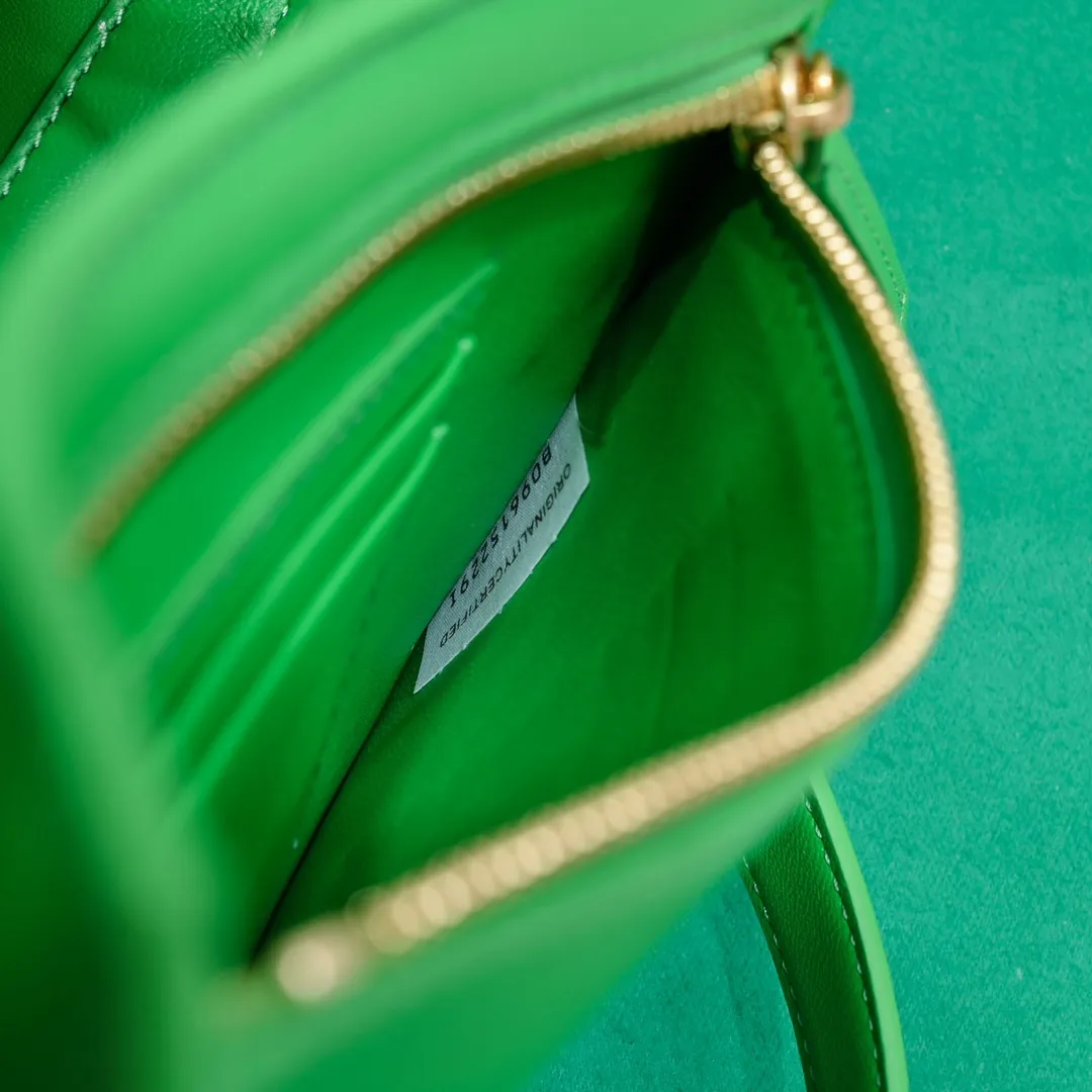 Batch 1500 #Bv 2023 new product Flip Flap tote bag, simple and practical tote body design, classic leather weaving, fully displaying Bv craftsmanship, and making the whole bag look more refined. The small zipper pocket can be placed inside the bag, or can be placed outside as a handbag seal. The versatile small tote [happy] is both fashionable and practical. It is suitable for a variety of occasions. It is made of top-grade happa lambskin. It is very soft and lightweight. The bag shape that can stand up without falling down is really nice. It is the first choice for fashion workers and expectant mothers. Size: 23x18.5x15, model: 7746